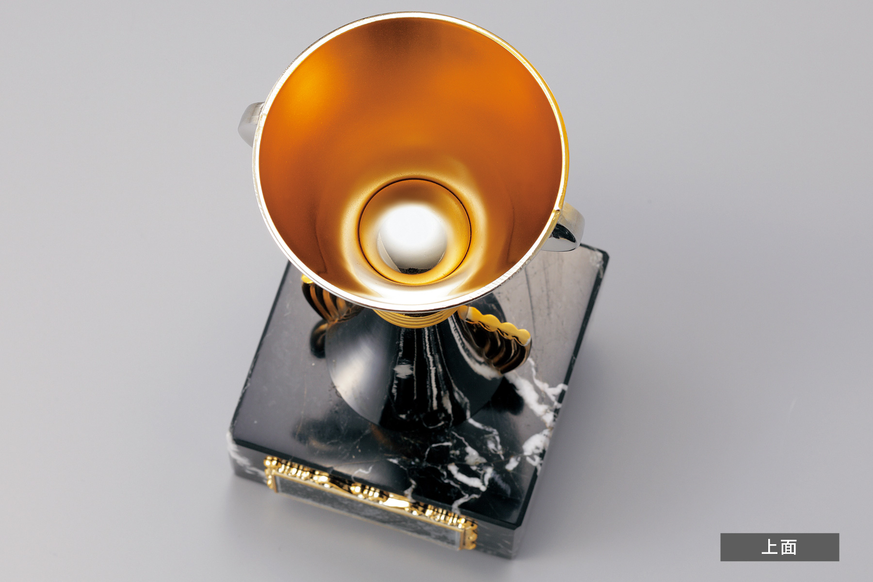 金属製と大理石を組み合わせた優勝カップの上面デザイン JW-CA-1038