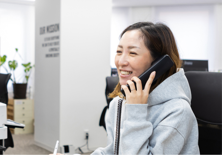 スマートフォンで対応する女性スタッフ