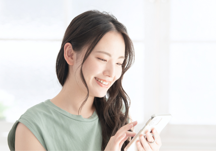 トロフィーを持つ女性たち