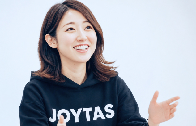 拍手するスタッフ