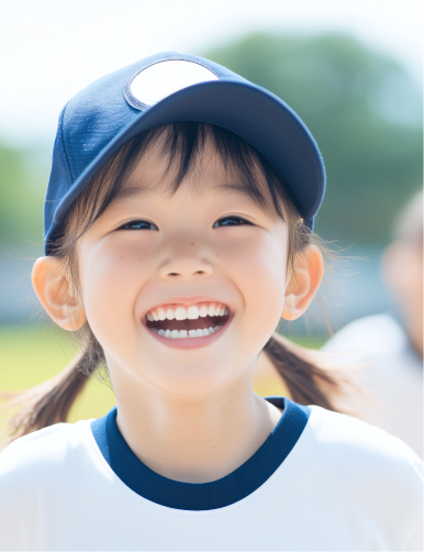 メダルを掲げる子供