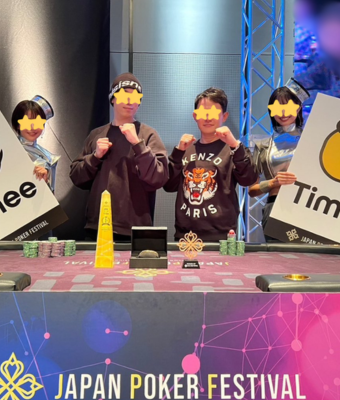 ポーカー大会の優勝シーンと記念トロフィー