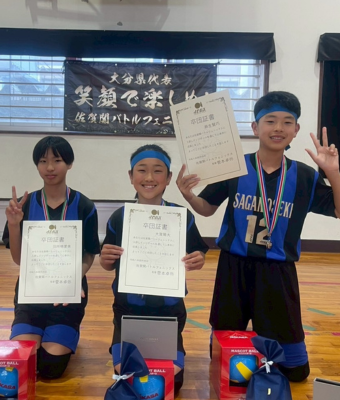 武道大会で表彰状を手にした入賞者たち