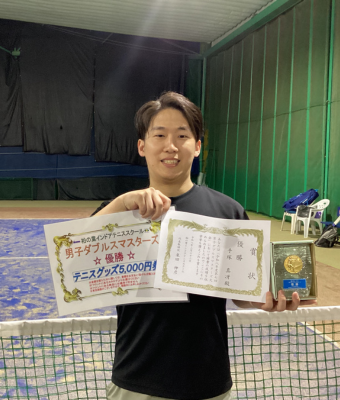 テニス大会で副賞と表彰状を受け取った優勝者