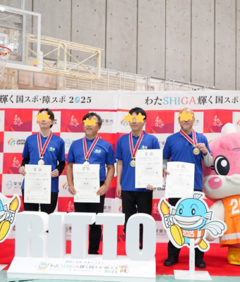 スポーツ大会の表彰台で表彰メダルを胸にした入賞者たち